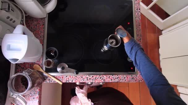 Person Broyage Grains Café Brésilien Fabrication Espresso Avec Pot Moka — Video