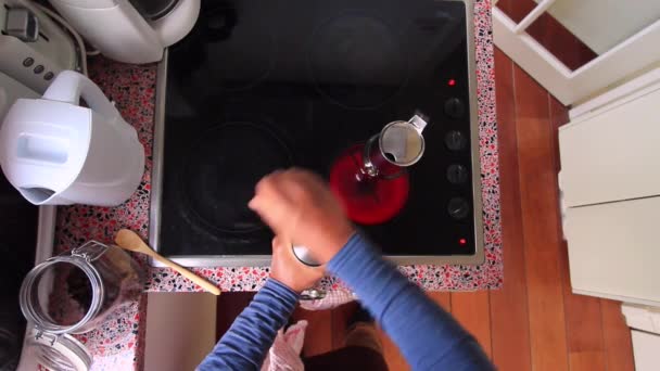 Persoon Malen Braziliaanse Koffiebonen Het Maken Van Espresso Met Moka — Stockvideo