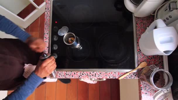 Persoon Malen Braziliaanse Koffiebonen Het Maken Van Espresso Met Moka — Stockvideo