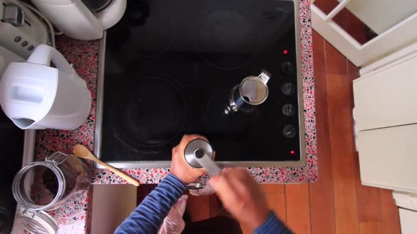 Человек Шлифующий Бразильские Кофейные Зерна Готовящий Эспрессо Кофейником Мока — стоковое видео