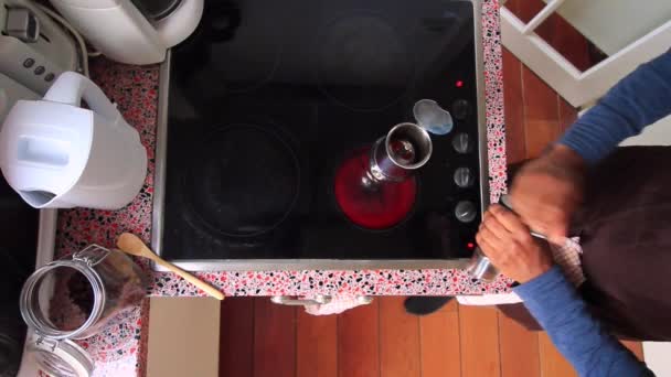 コーヒー豆を粉砕し モカ鍋でエスプレッソを作る人 — ストック動画