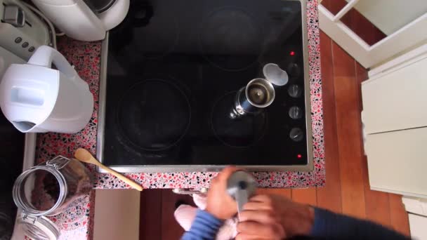 Persoon Die Koffiebonen Maalt Espresso Maakt Met Moka Pot — Stockvideo