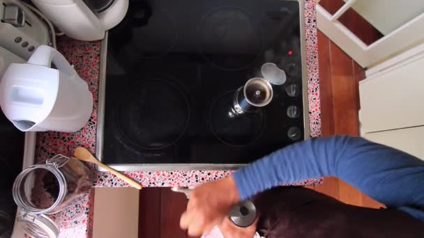 Kahve Çekirdeklerini Öğüten Moka Demliğinden Espresso Yapan Biri — Stok video