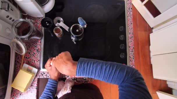 Biyolojik Tereyağı Mct Yağlı Brezilya Kahvesi Yapan Kişi — Stok video