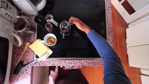Persoon Die Braziliaanse Koffie Zet Met Biologische Boter Mct Olie — Stockvideo