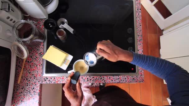 Person Som Gör Brasilianskt Kaffe Med Biologiskt Smör Och Mct — Stockvideo