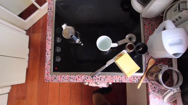 Osoba Robiąca Brazylijską Kawę Masłem Biologicznym Olejem Mct — Wideo stockowe