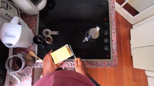 Persoon Die Braziliaanse Koffie Zet Met Biologische Boter Mct Olie — Stockvideo
