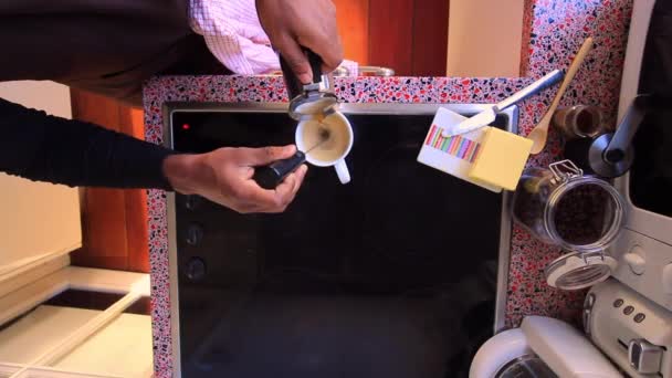 Pessoa Fazendo Café Keto Nutritivo Com Manteiga Óleo Mct — Vídeo de Stock