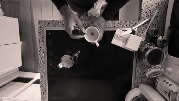人们用黄油和Mct油做的牛油咖啡 — 图库视频影像
