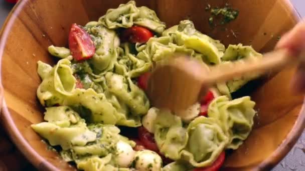 シェフがキッチンでランチのためにおいしいイタリアのパスタを準備 — ストック動画