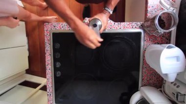 Üst düzey biri Brezilya usulü kavrulmuş kahve çekirdeklerini elle öğütüyor.