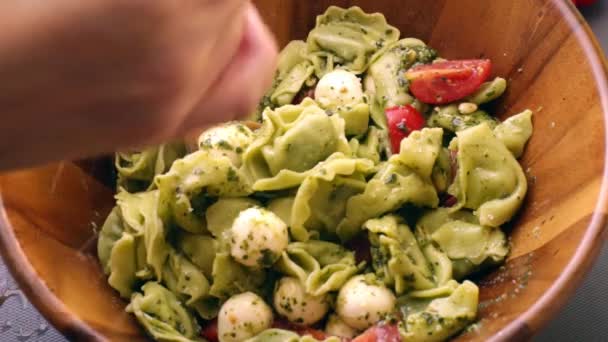 Kock Förbereder Läcker Italiensk Pasta För Lunch Köket — Stockvideo