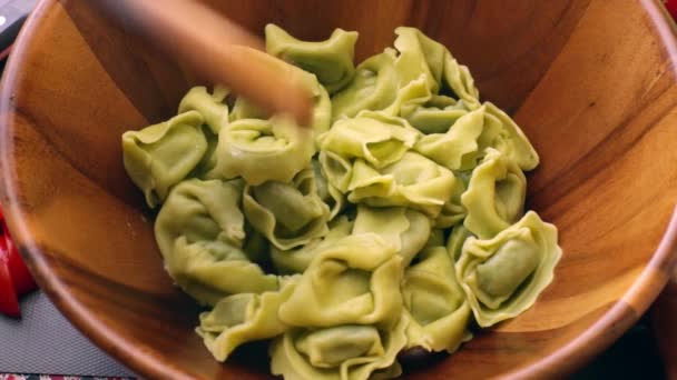 Chef Bereitet Köstliche Italienische Pasta Für Das Mittagessen Der Küche — Stockvideo