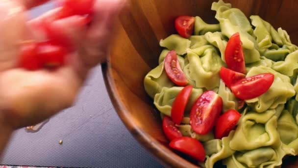 Chef Préparant Délicieuses Pâtes Italiennes Pour Déjeuner Dans Cuisine — Video