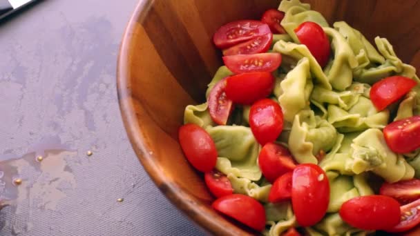 Chef Bereidt Heerlijke Italiaanse Pasta Voor Lunch Keuken — Stockvideo