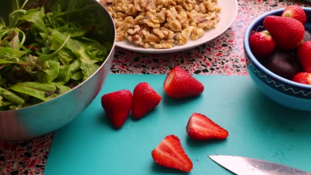 Σεφ Που Ετοιμάζει Βιολογικές Φράουλες Για Υγιεινή Σαλάτα Στην Κουζίνα — Αρχείο Βίντεο