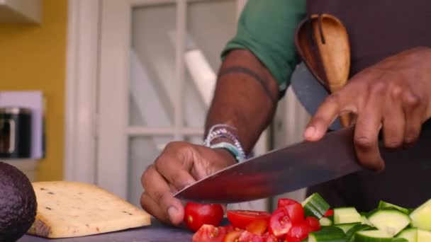 Chef Preparando Legumes Orgânicos Para Delicioso Prato Cozinha — Vídeo de Stock