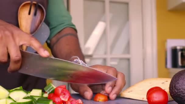 Chef Préparant Des Légumes Biologiques Pour Délicieux Plat Dans Cuisine — Video