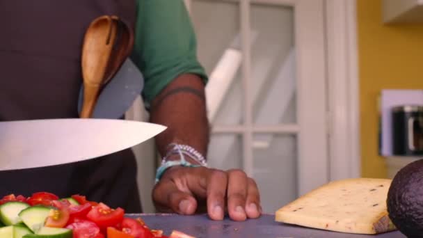 Şef Mutfakta Lezzetli Yemekler Için Organik Sebzeler Hazırlıyor — Stok video