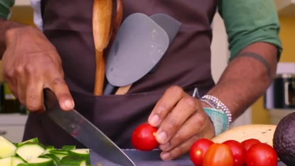 Chef Préparant Des Légumes Biologiques Pour Délicieux Plat Dans Cuisine — Video