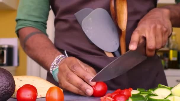 Chef Bereitet Bio Gemüse Für Gesunde Mahlzeiten Der Küche — Stockvideo