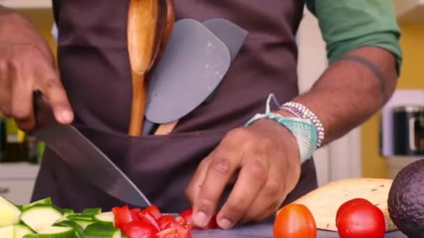 Chef Bereitet Bio Gemüse Für Gesunde Mahlzeiten Der Küche — Stockvideo