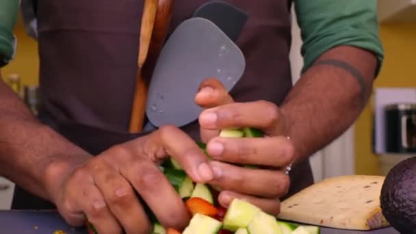 Σεφ Που Ετοιμάζει Βιολογικά Λαχανικά Για Υγιεινό Γεύμα Στην Κουζίνα — Αρχείο Βίντεο