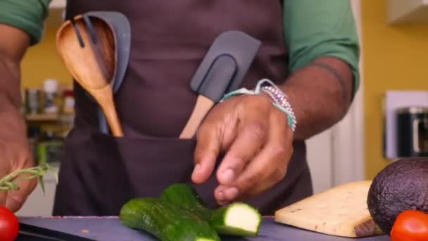 キッチンでの健康的な食事のための有機野菜の準備シェフ — ストック動画
