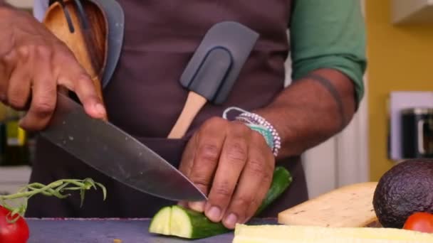 Koki Menyiapkan Sayuran Organik Untuk Makanan Sehat Dapur — Stok Video