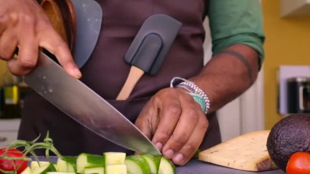 Chef Bereitet Bio Gemüse Für Gesunde Mahlzeiten Der Küche — Stockvideo