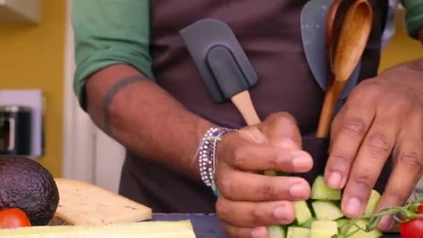 Chef Bereidt Biologische Groenten Voor Gezonde Maaltijd Keuken — Stockvideo