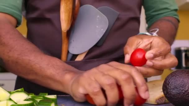 Şef Mutfakta Sağlıklı Yemek Için Organik Sebzeler Hazırlıyor — Stok video