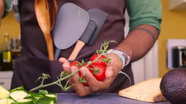 Chef Bereitet Bio Gemüse Für Gesunde Mahlzeiten Der Küche — Stockvideo