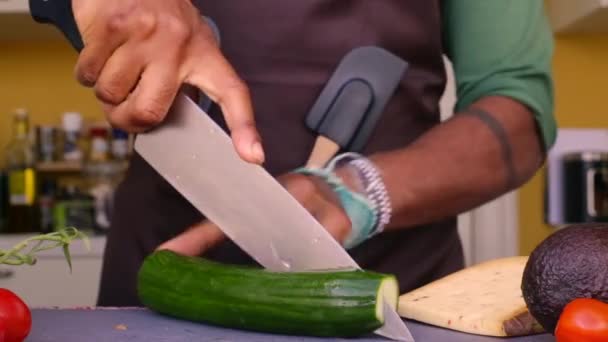 Koki Menyiapkan Sayuran Organik Untuk Makanan Sehat Dapur — Stok Video