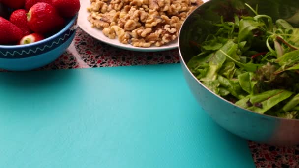 Chef Bereitet Erdbeeren Für Gesunden Salat Der Küche — Stockvideo