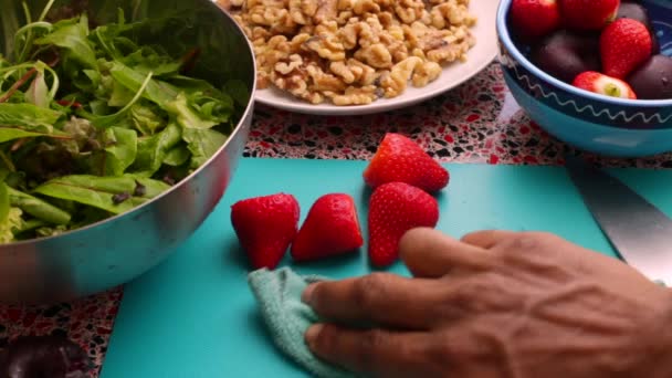 Şef Mutfakta Sağlıklı Salata Için Çilek Hazırlıyor — Stok video