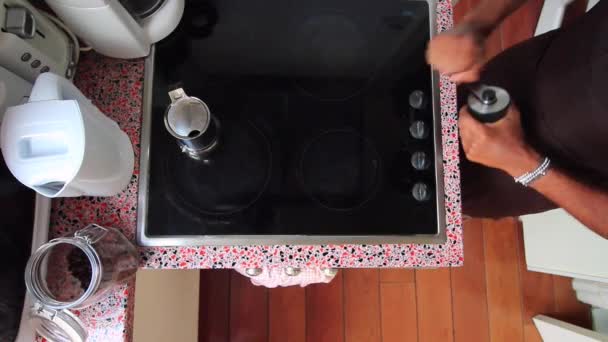 Persona Macinare Chicchi Caffè Fare Caffè Espresso Con Moka Pot — Video Stock