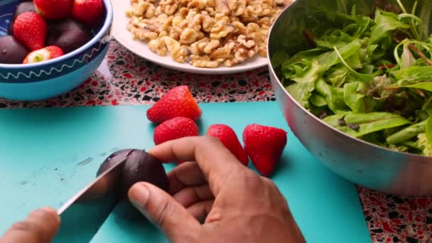 Σεφ Προετοιμασία Φράουλες Για Υγιεινή Σαλάτα Στην Κουζίνα — Αρχείο Βίντεο