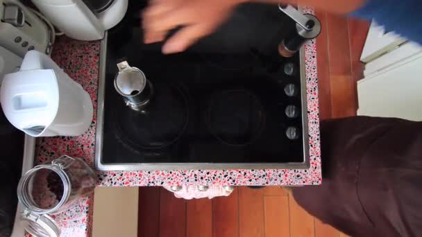 주방에서 주전자를 가지고 이탈리아 에스프레소를 만드는 사람의 — 비디오