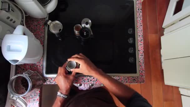 주방에서 주전자를 가지고 이탈리아 에스프레소를 만드는 사람의 — 비디오