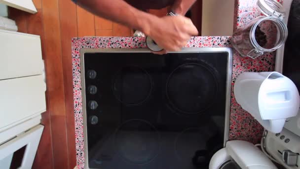 头像人工研磨巴西烤咖啡豆 — 图库视频影像