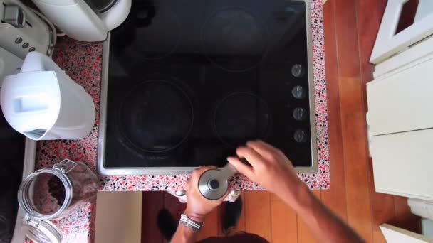 Vista Dall Alto Persona Macinare Manualmente Chicchi Caffè Tostato Brasiliano — Video Stock