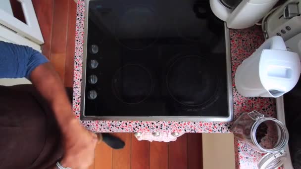 Ovanifrån Person Manuellt Slipning Brasilianska Rostade Kaffebönor — Stockvideo