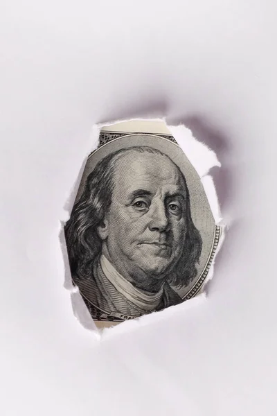 Benjamin Franklin 'in yüzü kağıttaki delikten