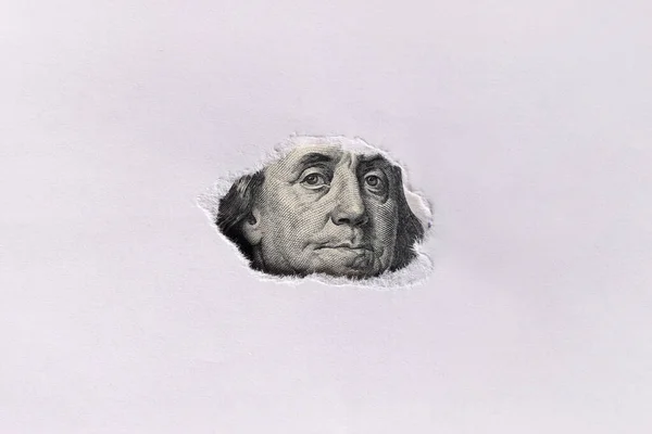 Benjamin Franklin 'in yüzü kağıttaki delikten