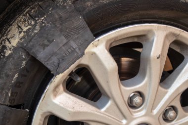 Okhtyrka, Sumy Oblastı, Ukrayna - 1 Mayıs 2020: Ford Tourneo Gümrüğü bir kaza geçirdi. Bir arabanın kırık tekerlekleri..