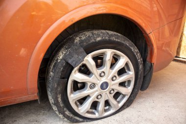 Okhtyrka, Ukrayna - 1 Mayıs 2020: Ford Tourneo. Bir arabanın kırık tekerlekleri..