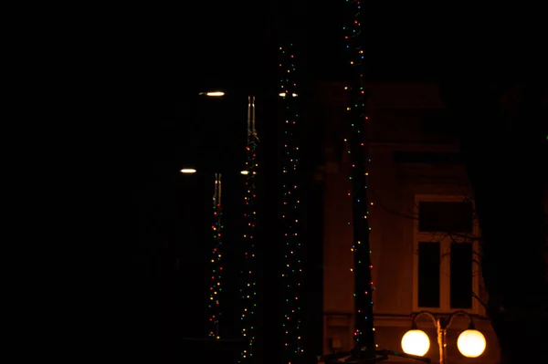 抽象的な夜の光ボケの背景に焦点を当てた。クリスマスの背景. — ストック写真