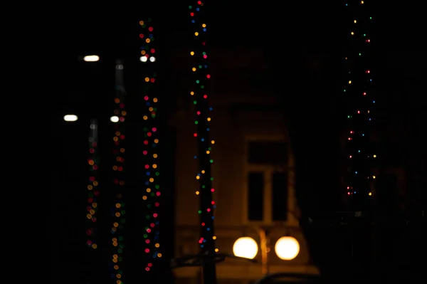 抽象的な夜の光ボケの背景に焦点を当てた。クリスマスの背景. — ストック写真